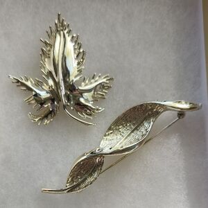 🎄5/$30🎄  2 Elegant Silver Leaf Brooch Set